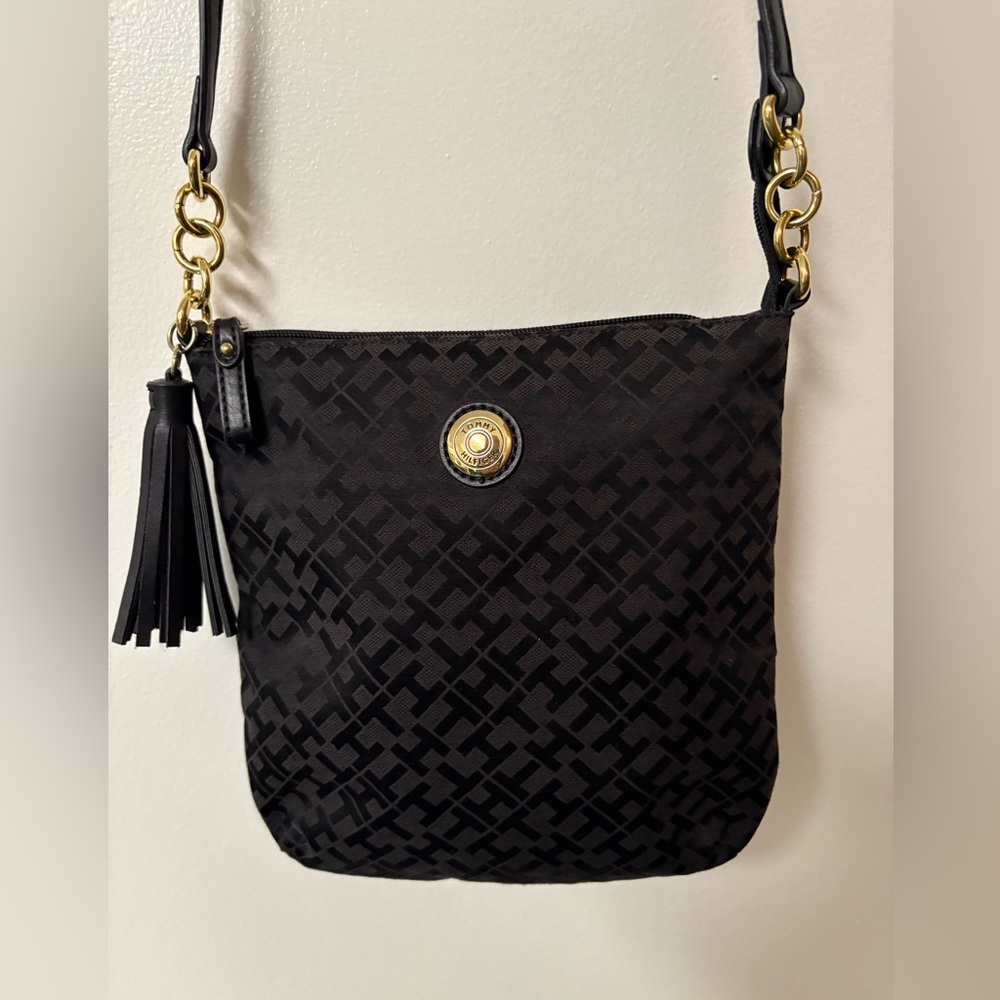 Tommy Hilfiger Black Tone on Tone Logo Woman’s Crossbody Bag.Excellent Condition